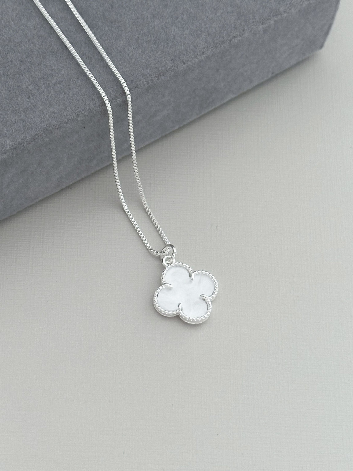 Colar Trevo Branco banhado a prata - Use Luxy