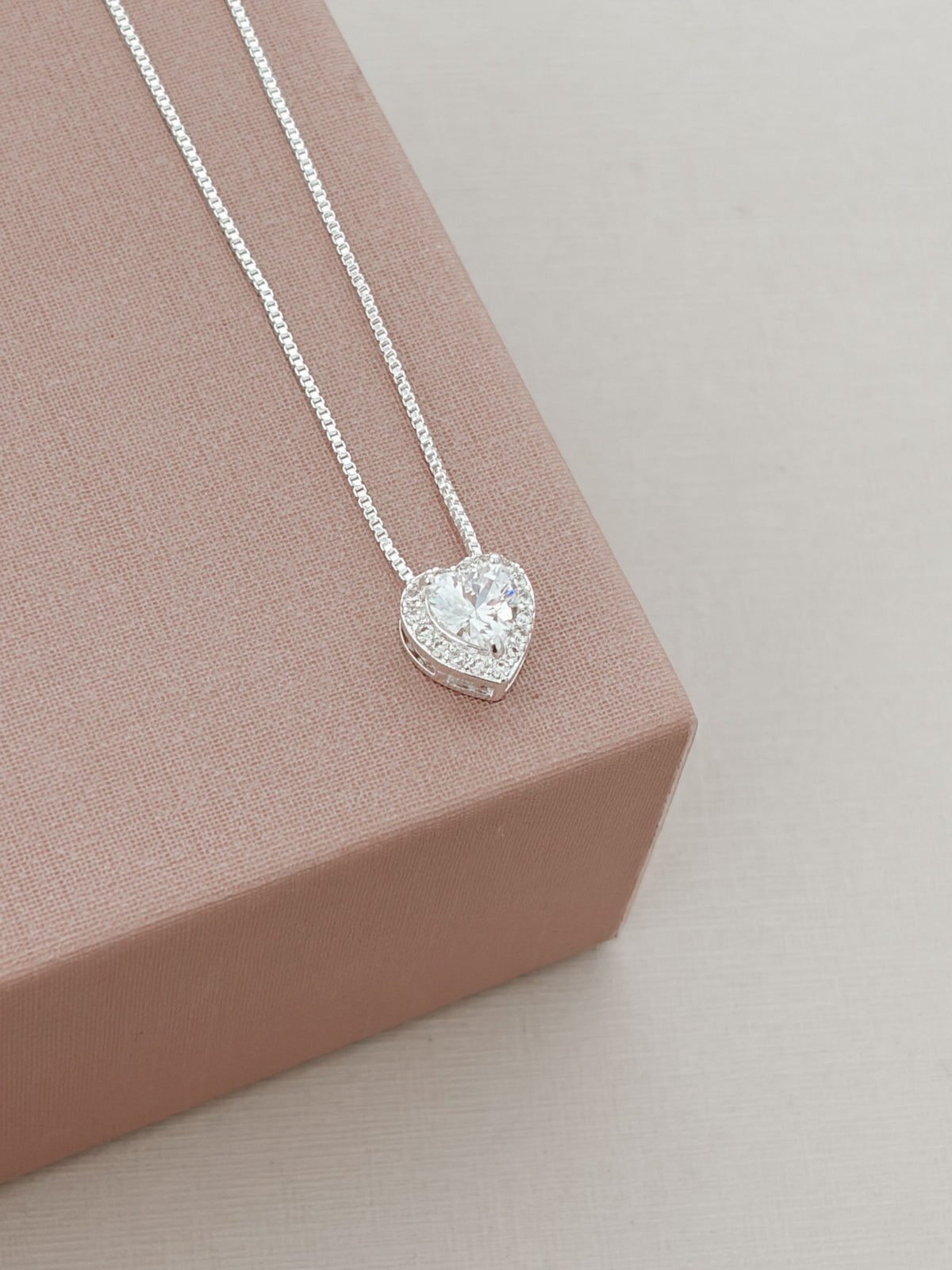Colar de Coração Pedra Cravejado Cristal