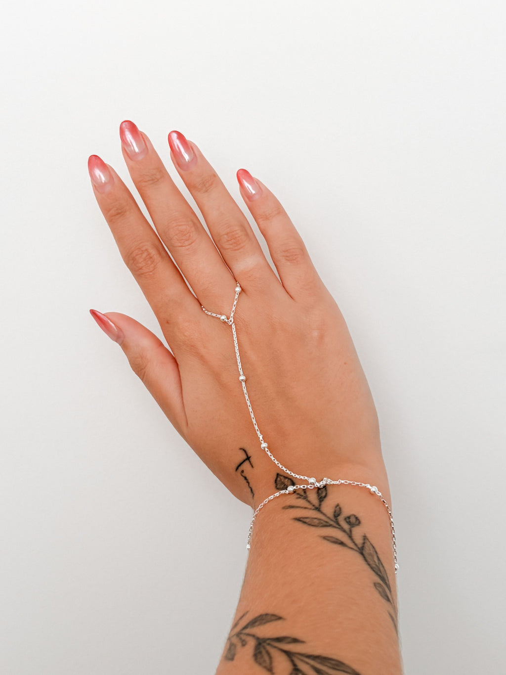 Hand Chain Bolinhas banhada a prata - Use Luxy